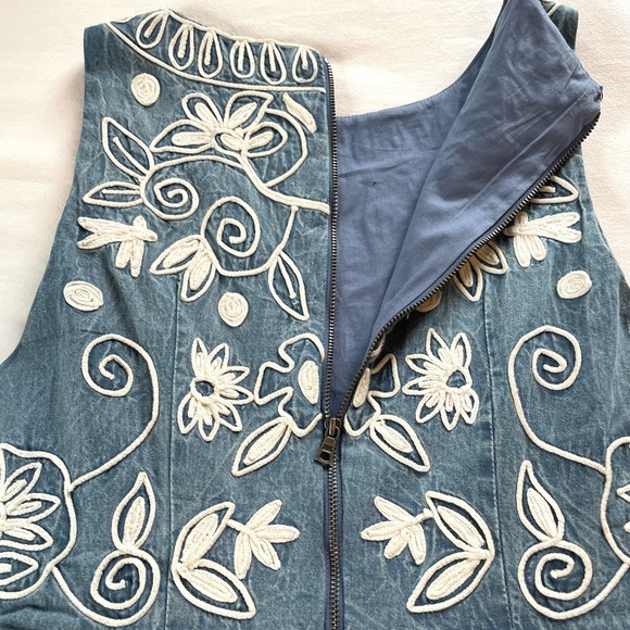 Alice + Olivia Lindsey Chambray Embroidered Dress - Picture 9 of 13